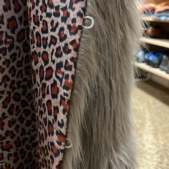 Theoria faux fur open front vest with animal print lining, size large -Gorgeous! - Picture 9 of 9